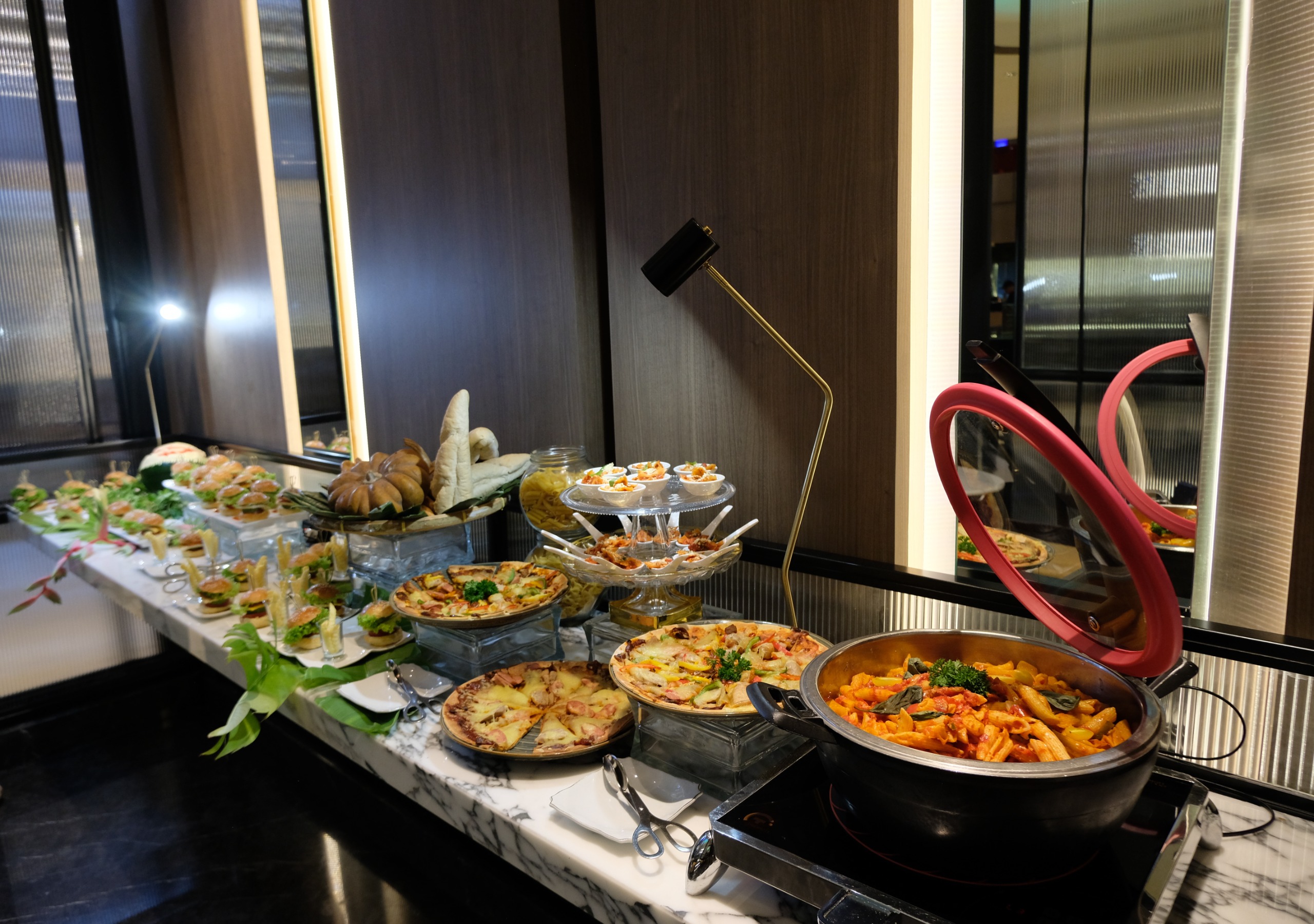 Twilight Soiree Media Gathering & Bar Takeover, Perkenalkan Tampilan Baru Violet Lobby Lounge Grand Mercure Medan Angkasa