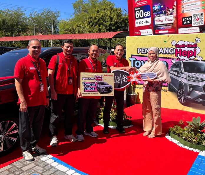 General Manager Customer Care & Retention Area Sumatera Telkomsel Franky Tumbelaka saat melakukan penyerahan hadiah 1 unit Toyota Veloz kepada pemenang program Undi Undi Hepi di Banda Aceh. Telkomsel terus berkomitmen dalam memberikan apresiasi kepada pelanggan setia melalui program loyalitas Undi-Undi Hepi. Penyerahan hadiah secara resmi dilakukan pada 19 Agustus 2025 di GraPARI Telkomsel Banda Aceh.