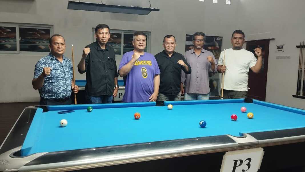 Ketua POBSI Sumut Salomo TR Pardede bersama Ketua SIWO PWI Sumut Jonny R Silalahi dan panitia Kejuaraan Biliar Antar Wartawan. (Dok Pribadi)