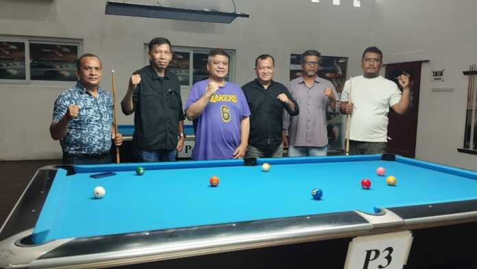 Ketua POBSI Sumut Salomo TR Pardede bersama Ketua SIWO PWI Sumut Jonny R Silalahi dan panitia Kejuaraan Biliar Antar Wartawan. (Dok Pribadi)