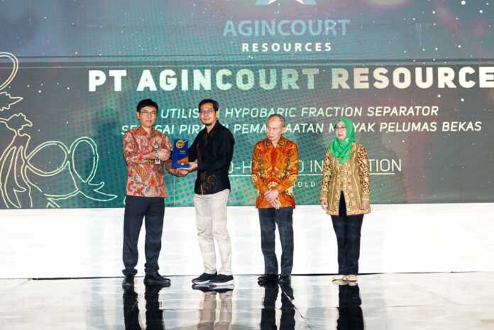 Superintendent Environmental Monitoring PT Agincourt Resources, Bayu Ariyanto, menerima penghargaan Emas kategori Eco-Hazard Innovation di ajang EPSA 2025 dari Kepala Dinas Lingkungan Hidup dan Kehutanan Jawa Tengah, Widi Hartanto, Minggu (31/8/2025). (Dok PTAR)