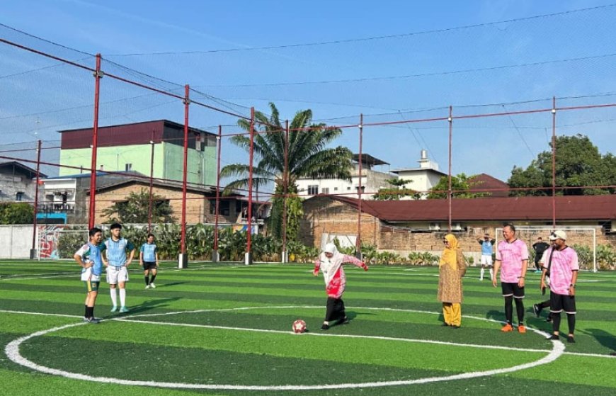Direktur RSU Haji Medan, Sri Suriani Purnamawati membuka turnamen mini soccer dengan tendangan bola pertama, Kamis (14/8/2025).