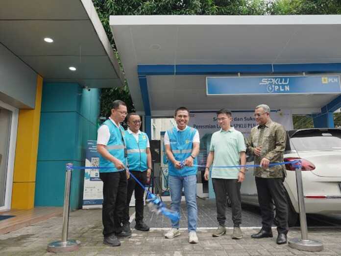 GM PLN UID Sumut Ahmad Syauki saat memotong pita saat meresmikan SPKLU di ULP Medan Kota.