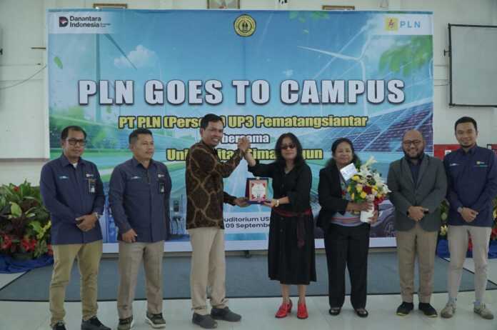 FOTO BERSAMA: Manager PLN Pematangsiantar Ramses Manalu foto bersama Rektor USI Dr Sarintan, usai sosialisasi keselamatan ketenagalistrikan di Universitas USI.