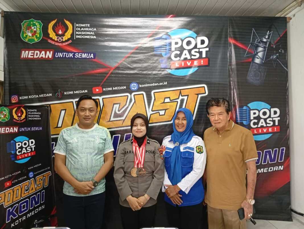 Ketua Umum KONI Kota Medan Aswindy Fachrizal SE didampingi Wakil Bendahara Siefried bersama atlet balap sepeda Dara Latifah dan Korcam KONI Medan Selayang Irma Yuni. (Dok KONI Medan)