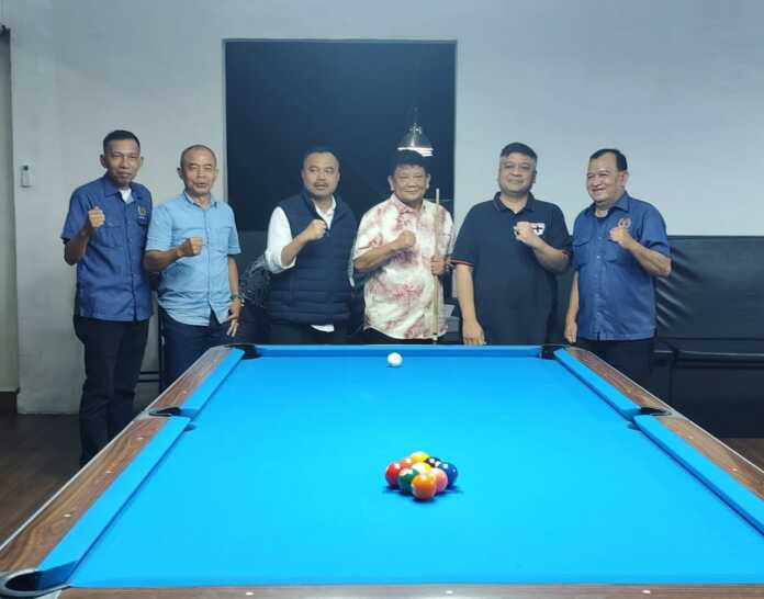 BUKA: Ketua Umum KONI Sumut Hatunggal Siregar, didampingi Ketua PWI Sumut Farianda Putra Sinik, Ketua POBSI Sumut Salomo Pardede, Ketua SIWO Sumut Jonny R Silalahi, dan ketua panitia. (dok pribadi)