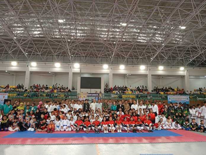 PESERTA: Ketua Umum KONI Kota Medan Aswindy Fachrizal SE dan Ketua Harian FORKI Sumut Hasrul Benny serta undangan bersama peserta Open Tournament Karate Piala Wali Kota Medan. (Dok Pribadi)