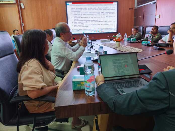 MONITORING: Bupati Dairi Vickner Sinaga, saat monitoring pelaksanaan Program MBG di Kecamatan Tigalingga, Senin (22/9).(Rudy Sitanggang/Sumut Pos)