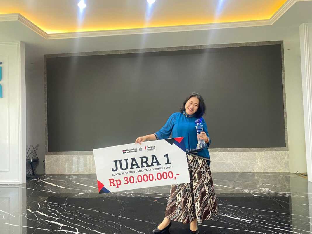 JUARA: Dini Sriwati, karyawan PT Perkebunan Nusantara (PTPN) IV Regional I PalmCo, sukses meraih Juara Pertama dalam Lomba Baca Puisi Antar Insan Danantara Indonesia 2025 yang digelar oleh PT Balai Pustaka (Persero).