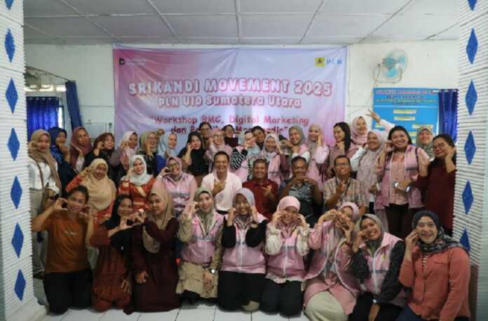 Para Srikandi UID Sumatera Utara bersama, Manajemen PLN UID Sumut dan Camat serta Ibu Ibu PKK Kecamatan Biru-biru saat bersuafoto.