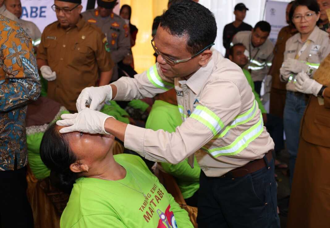 BUKA PERBAN MATA: GMO & Deputy Director Operations PT Agincourt Resources, Rahmat Lubis, membuka perban mata Endang Siregar, warga Kelurahan Perkebunan Batang Toru, salah satu pasien Operasi Katarak Gratis Tambang Emas Martabe, Senin (29/9/2025). (Dok: PTAR)