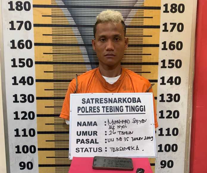 AMANKAN: Satresnarkoba Polres Tebingtinggi berhasil mengamankan seorang tersangka kepemilikan narkoba jenis sabu-sabu.(Istimewa)