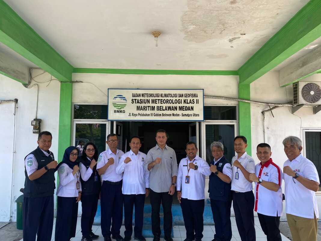 FOTO BERSAMA: Anggota Komisi V DPR RI, Dr H Musa Rajeksyah, SSos, MHum, Kepala Stasiun Meteorologi Maritim Belawan, Sugiyono, foto bersama lainnya.