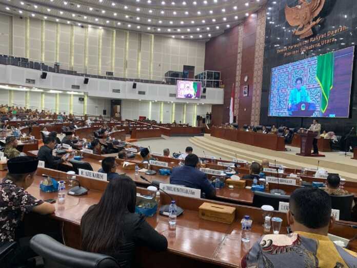 KOORDINASI: Pimpinan KPK, Johanis Tanak pada kegiatan rapat koordinasi pemberantasan korupsi antara pemerintah daerah dan KPK di Ruangan Rapat Paripurna Gedung DPRD Sumut, Selasa (30/9/2025).