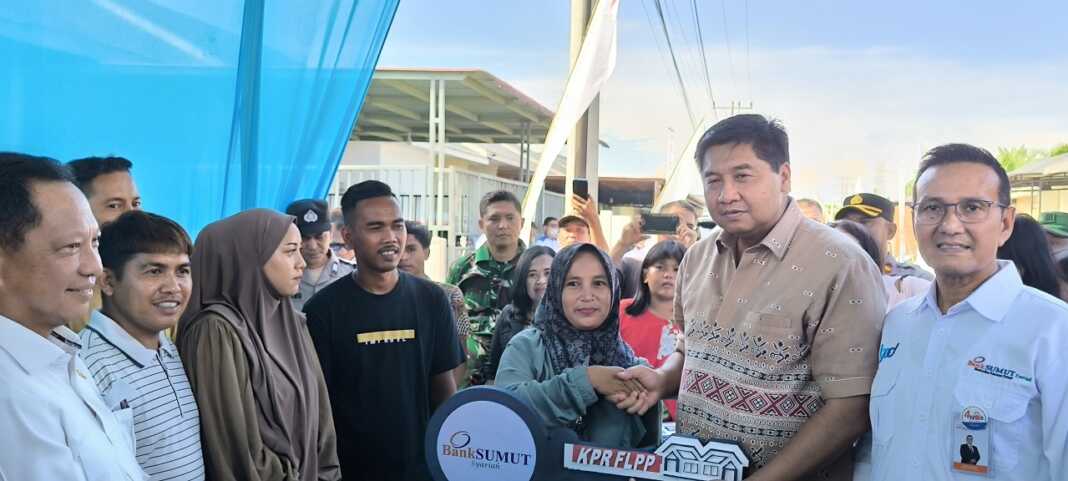 SERAHKAN: Menteri PKP Maruarar Sirait saat menyerahkan kunci rumah subsidi secara simbolis kepada masyarakat di Perumahan Syalica Residence 3, Jalan MT Haryono, Binjai Utara.(Teddy Akbari/Sumut Pos)