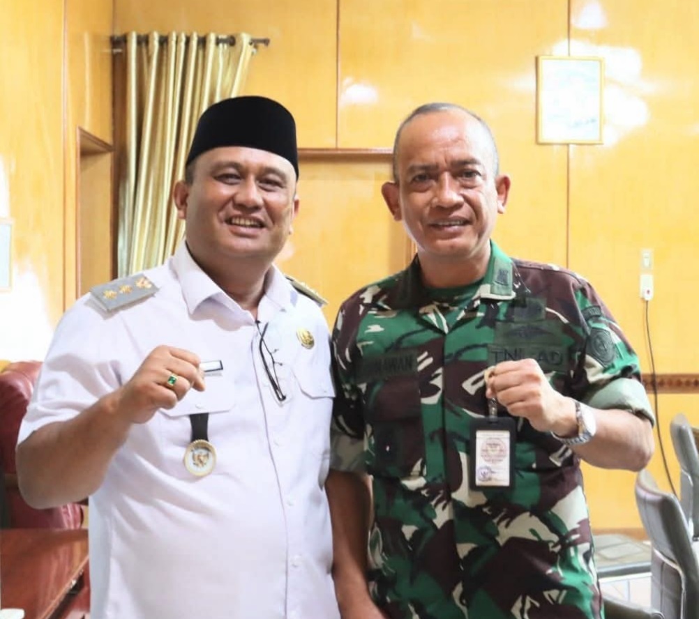 BERSAMA: Wakil Bupati Dairi Wahyu Daniel Sagala, dan Kolonel Czi Gunawan, diabadikan bersama usai melakukan pertemuan membahas rencana pembentukan Yon TP di Desa Parbuluan 5, Kecamatan Parbuluan.(Istimewa)