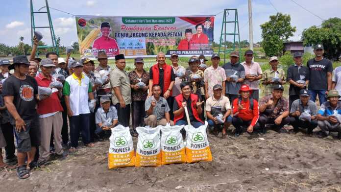 BANTUAN: Wakil Ketua Dewan Perwakilan Rakyat Daerah (DPRD) Sumatera Utara (Sumut), Dr Sutarto MSi memberikan bantuan bibit jagung kepada para petani di Desa Karanganyar, Kecamatan Beringin, Kabupaten Deliserdang, Sabtu (11/10).