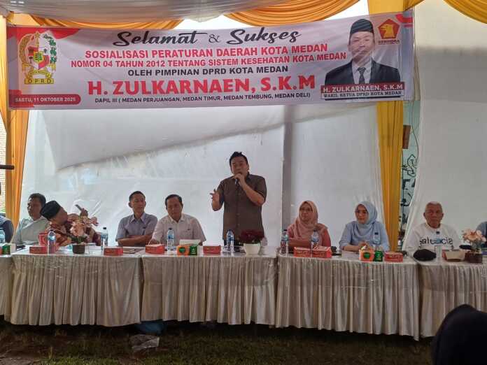 SOSIALISASI: Wakil Ketua DPRD Kota Medan, H Zulkarnaen SKM menggelar Sosialisasi Perda Kota Medan No.4 Tahun 2012 di Jalan Aluminium Raya Gg Banten, Sabtu (11/10).(Markus Pasaribu/Sumut Pos)