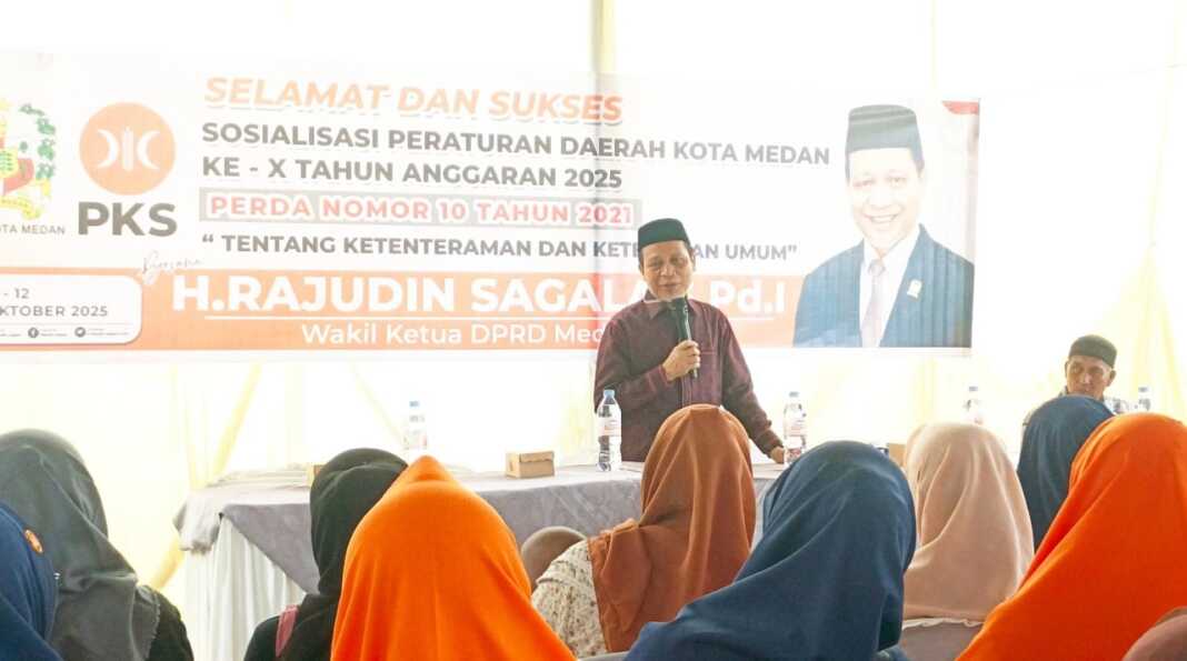 SOSIALISASI PERDA: Wakil Ketua DPRD Kota Medan Rajudin Sagala saat menggelar Sosialisasi Perda Kota Medan No 10 Tahun 2021 di sejumlah lokasi di Medan, Sabtu-Minggu (11-12/10).