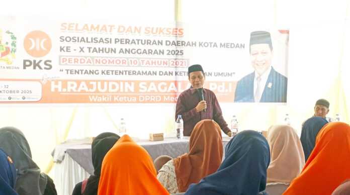 SOSIALISASI PERDA: Wakil Ketua DPRD Kota Medan Rajudin Sagala saat menggelar Sosialisasi Perda Kota Medan No 10 Tahun 2021 di sejumlah lokasi di Medan, Sabtu-Minggu (11-12/10).