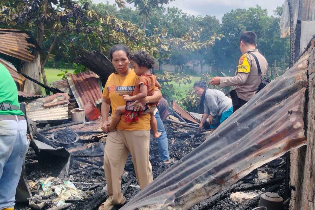 SISA KEBAKARAN: Sisa-sisa puing 10 warung yang ludes terbakar di Jalan Pondok Kopi, Desa Marindal I, Senin (13/10).