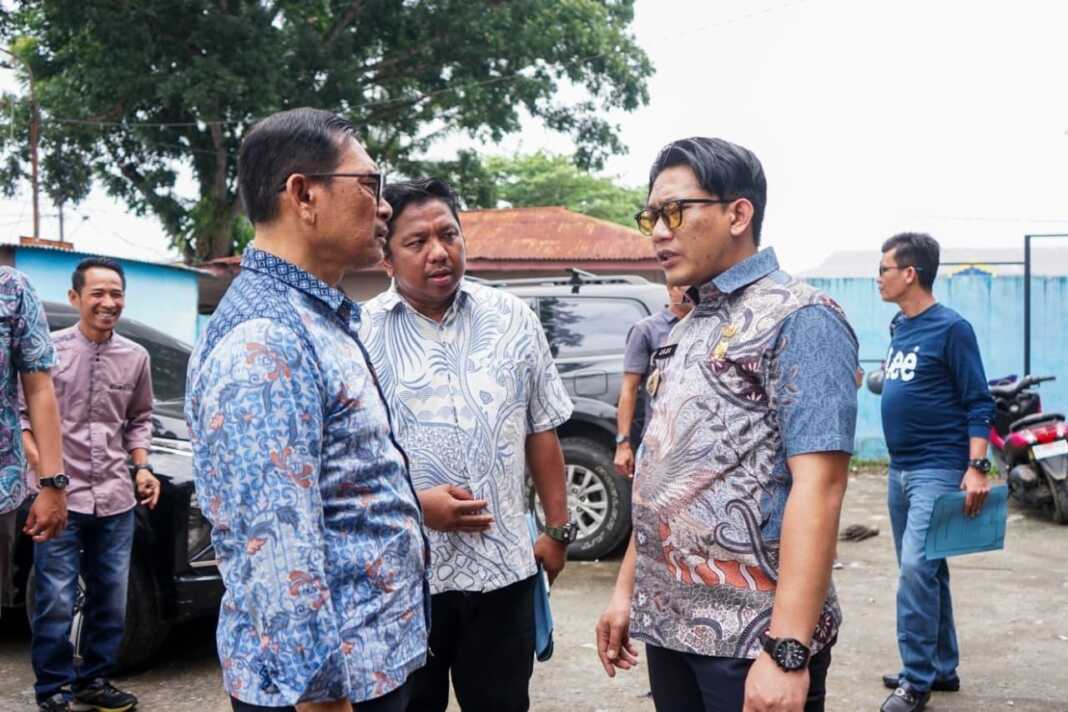 BINCANG: Wakil Wali Kota Binjai Hasanul Jihadi (kanan) saat berbincang dengan Kepala BPKPAD Erwin Toga Purba, soal aset 15 ruko yang dijual. (Istimewa)
