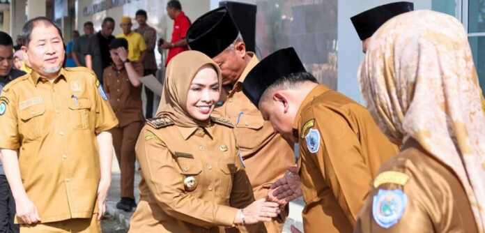 LUNCURKAN: Bupati Labuhanbatu Maya Hasmita secara resmi meluncurkan Program UHC di Halaman RSUD Rantauprapat, Jalan Ki Hajar Dewantara.(Fajar/Sumut Pos)