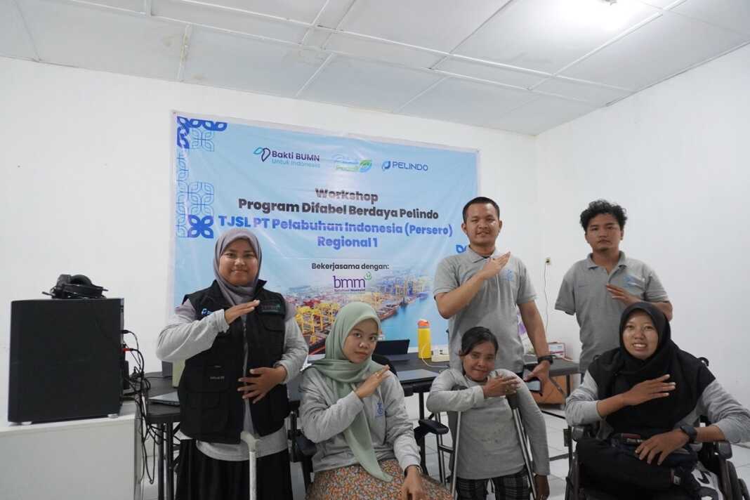FOTO BERSAMA: Perwakilan dari Pelindo Regional 1, foto bersama penyandang disabilitas dalam kegiatan Rumah Difabel Berdaya Pelindo Regional 1, Senin (13/10/2025).