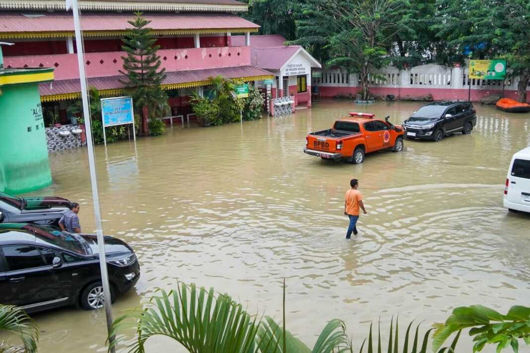 BANJIR: Warga terdampak banjir di Medan Labuhan saat mengungsi, Minggu (12/10). Sementara itu, terkait kolam retensi gagal cegah banjir di kawasan USU akibat parit Benggali menyempit.