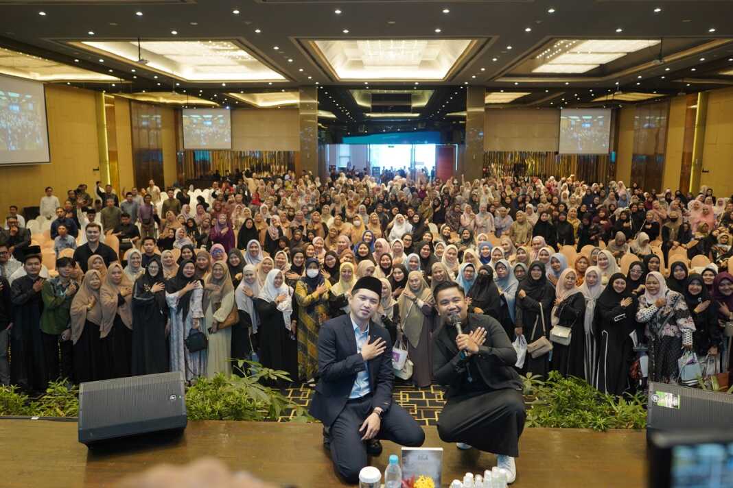 FOTO BERSAMA: Koh Dennis Lim foto bersama masyarakat yang datang di acara Kajian Rindu Tenang, di Hotel Grand Mercure Medan, Sabtu (11/10/2025).