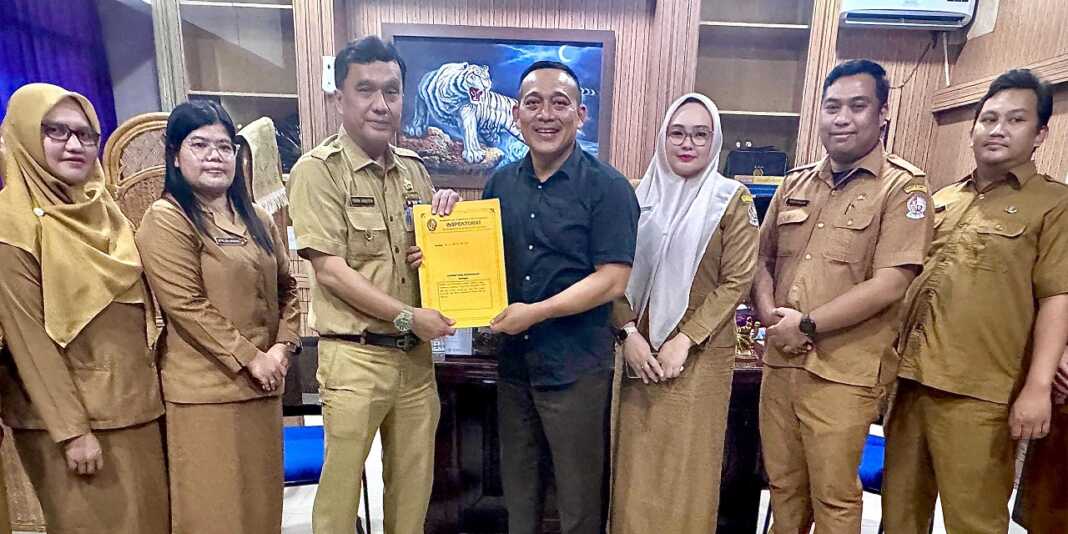 LAPOR KE JAKSA: Inspektur Pemkab Deli Serdang, Edwin Nasution SH didampingi para pejabat Inspektorat menyerahkan berkas dugaan penyelewengan pajak dan diterima Kepala Seksi Pidana Khusus (Kasi Pidsus) Kejari Deliserdang, Hendra Busrian SH MH.