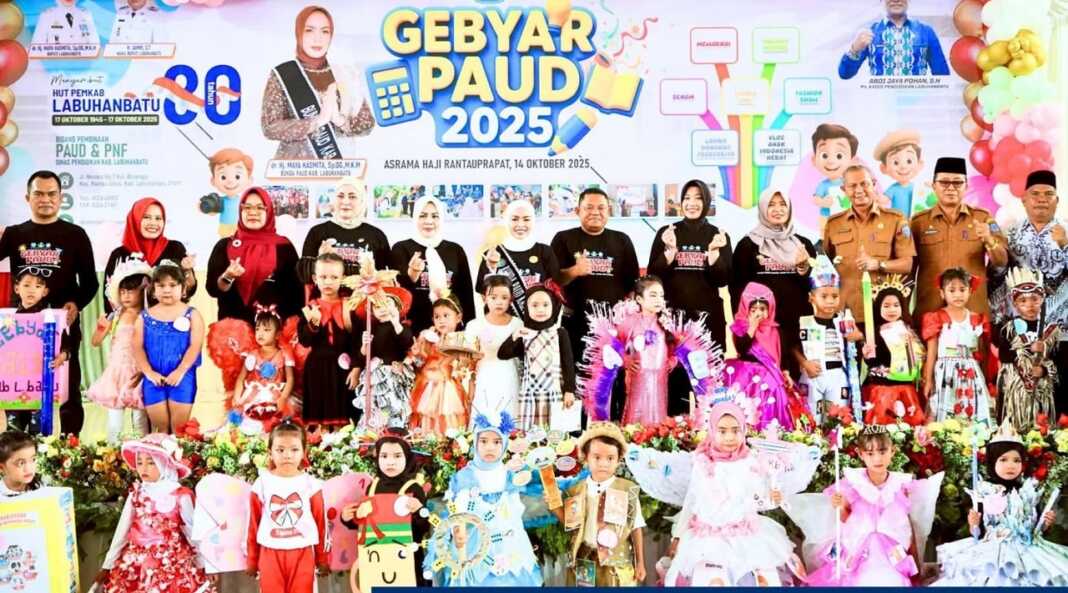 BERSAMA: Bunda PAUD Labuhanbatu poto bersama anak di acara Gebyar PAUD dalam rangka memperingati Hari Jadi ke-80 Kabupaten Labuhanbatu. (fajar)