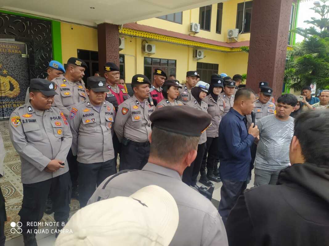 UNJUK RASA: Massa PB FMPP Sumut berunjuk rasa ke Mapolres Batubara, Selasa(14/10). Foto:/Liberti H Haloho
