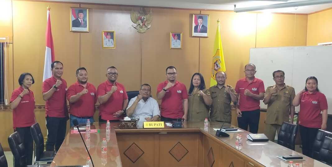 DIABADIKAN: Bupati Dairi Vickner Sinaga, didampingi staf ahli bupati yang juga Plt Asisten 2 Nitawati Sitohang, diabadikan bersama Ketua DPC Aprindo Dairi Richard Lingga, dan pengurus lainya, Senin (13/10).(Rudy Sitanggang/Sumut Pos)