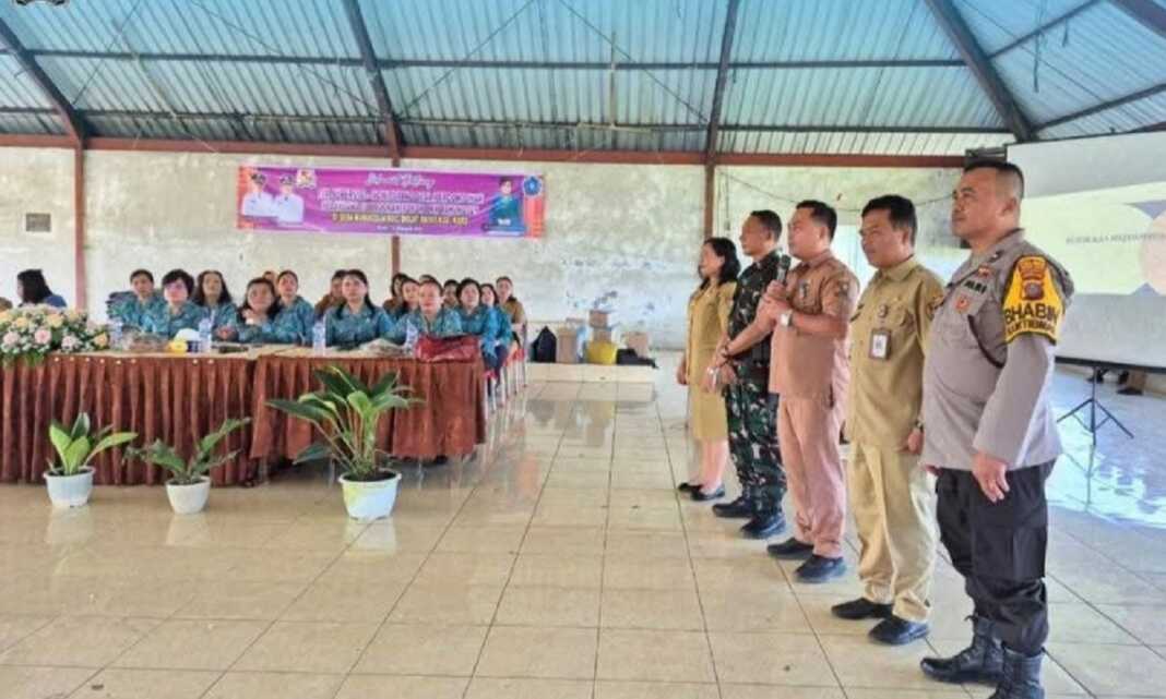 MONITORING: Ketua TP PKK Karo, Roswitha, bersama Tim Supervisi saat melaksanakan monitoring dan supervisi Lomba Desa Percontohan Pelaksana 10 Program Pokok PKK 2025 di Desa Kubu Colia, Kecamatan Dolat Rayat, dan Desa Rumamis, Kecamatan Barus Jahe, Senin (13/10).(Istimewa)
