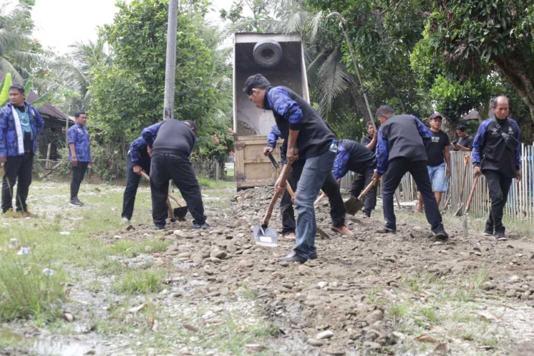 DIPERBAIKI: Perbaikan jalan menuju Masjid Ar Ridho yang dilakukan secara pribadi oleh Wakil Ketua DPRD Sumut, Ricky Anthony.(Istimewa)
