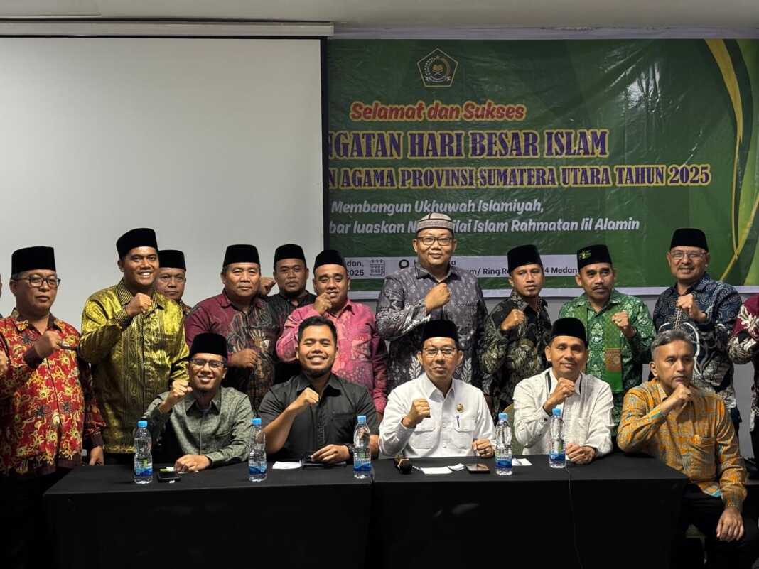 FOTO BERSAMA: Densus 88 AT dan Kemenag Sumut bersama tokoh masyarakat dan tokoh agama, foto bersam di sela-sela kegiatan Bimbingan Teknis Hari Besar Islam, di Medan. Istimewa/Sumut Pos