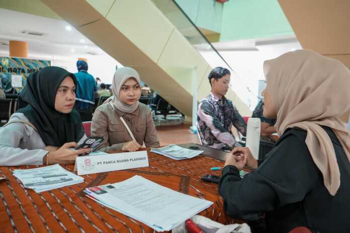 JOB FAIR: Pencari kerja saat diwawancarai salah satu perusahaan di Job Fair yang digelar Pemko Medan, beberapa waktu lalu. Pemko Medan bekerjasama dengan beberapa perusahaan swasta menggelar Job Fair hingga hari ini.