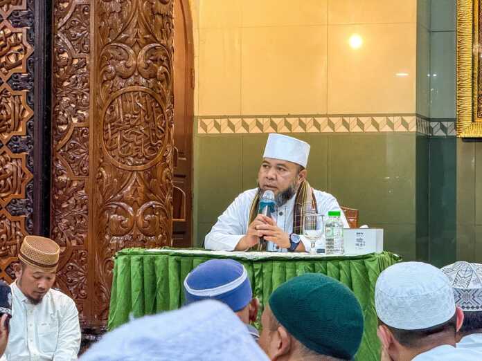 CERAMAH: Pendakwah nasional Gubernur Bengkulu, Helmi Hasan saat ceramah di Masjid Al-Musannif di Perumahan Cemara Asri, Jalan Cemara, Kecamatan Percut Seituan, Kabupaten Deliserdang, Selasa malam (14/10/2025).