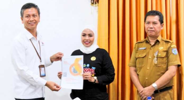 DATA KEMISKINAN: Bupati Labuhanbatu, Maya Hasmita menerima data angka Kemiskinan Labuhanbatu Kepala Badan Pusat Statistik (BPS) Kabupaten Labuhanbatu Tahun 2025.(fajar)