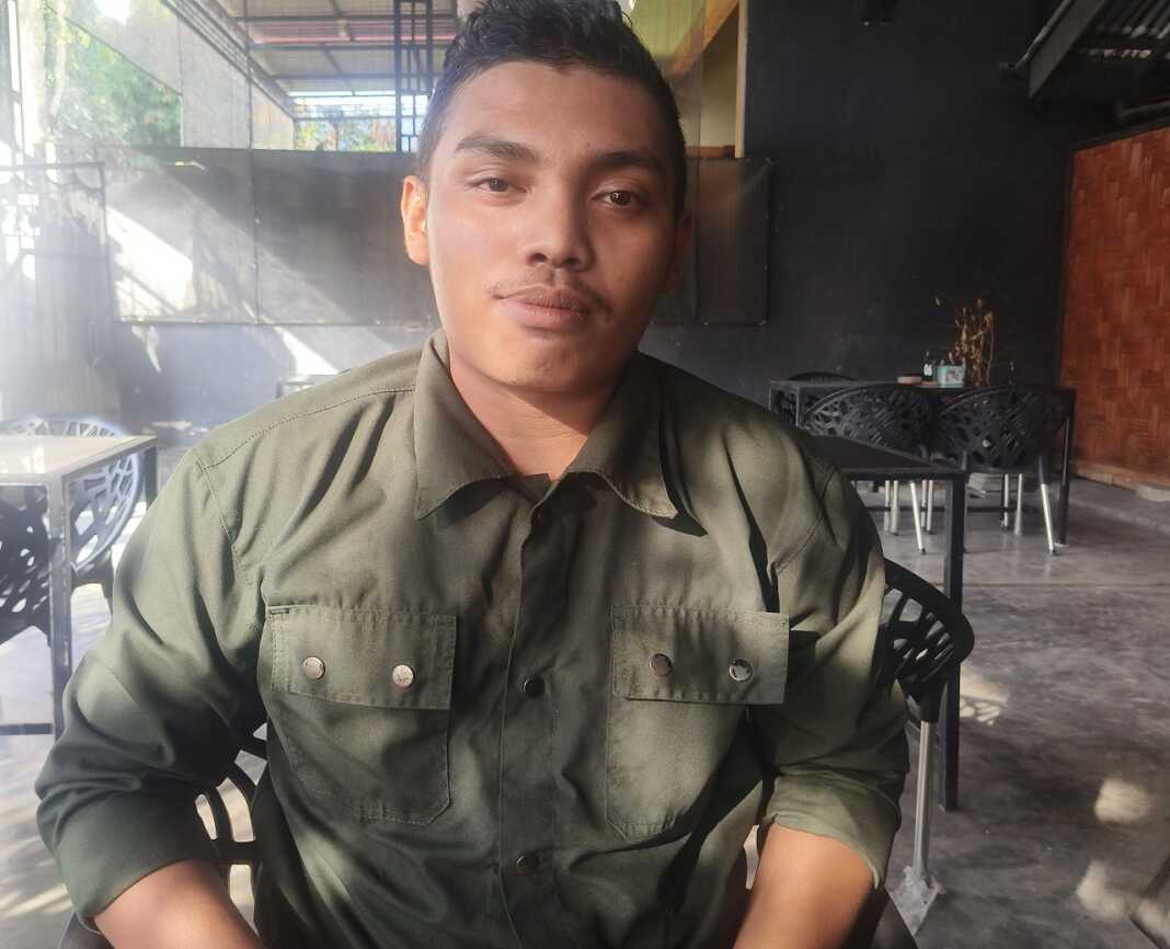 Fahrezi Ketua DPD Mahasiswa Peduli Rakyat Ketika di konfirmasi di Kafe Kota Tebingtinggi. 15/10/2025,