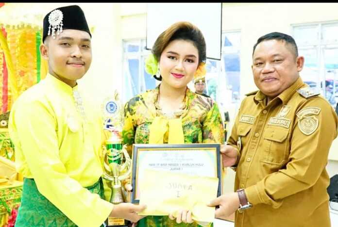 PENUTUPAN: Wakil Bupati Labuhanbatu Jamri menghadiri penutupan Festival Tari Melayu Tingkat SLTA sederajat se Kabupaten Labuhanbatu, Selasa (14/10). (fajar)