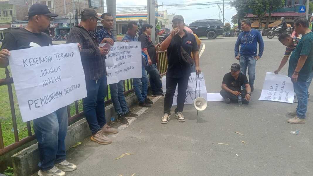 GELAR AKSI: Massa Jurnalis yang menggelar aksi ke Polda Sumut, Rabu (15/10). Istimewa/Sumut Pos