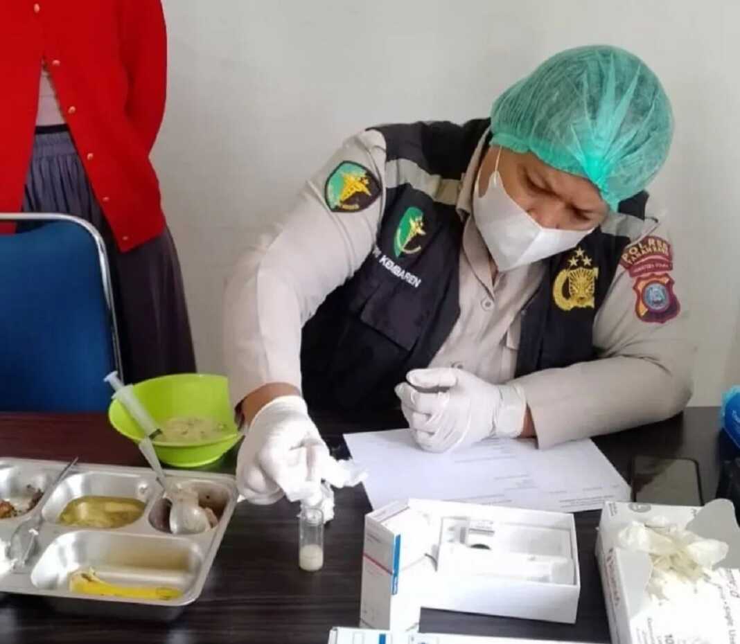 CEK: Seksi Kedokteran dan Kesehatan (Sidokkes) Polres Tanah Karo saat melakukan security food di Satuan Pelayanan Pemenuhan Gizi (SPPG) yang dikelola Yayasan Bhayangkari Tanah Karo. (Istimewa)