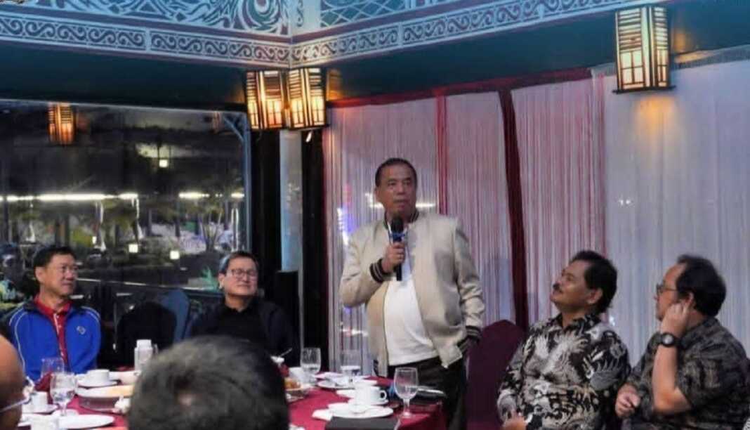 DISKUSI: Bupati Karo Antonius Ginting, saat berdiskusi dengan para pelaku usaha.