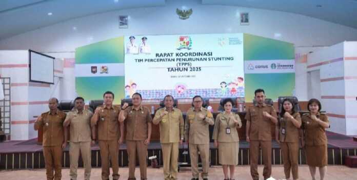 BUKA: Bupati Karo Antonius Ginting, didampingi Wakil Bupati Karo Komando Tarigan, saat membuka Rapat Koordinasi TPPS 2025 di Aula Kantor Bupati Karo, Senin (13/10).(Istimewa)