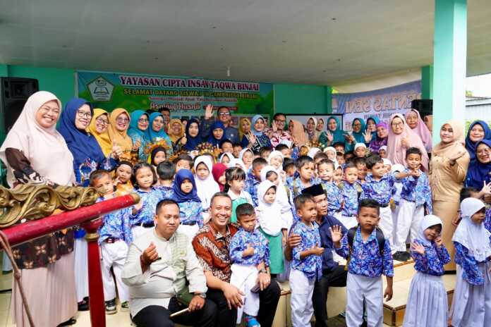 BERSAMA: Bunda PAUD Kota Binjai, Nurhayati, diabadikan bersama anak-anak PAUD. (Dokumen Diskominfo Binjai)