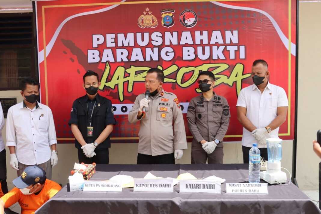 MUSNAHKAN: Wakapolres Dairi Kompol Diarma Munthe dan jajaran, bersama perwakilan pengadilan, kejaksaan, dan penasehat hukum, saat memusnahkan barang bukti narkoba jenis sabu-sabu. (Istimewa)