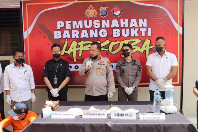 MUSNAHKAN: Wakapolres Dairi Kompol Diarma Munthe dan jajaran, bersama perwakilan pengadilan, kejaksaan, dan penasehat hukum, saat memusnahkan barang bukti narkoba jenis sabu-sabu. (Istimewa)