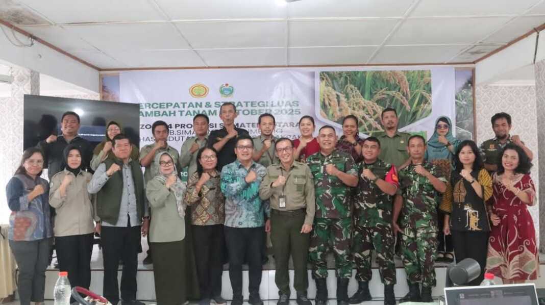 DIABADIKAN: Kepala Badan Pusat Perakitan dan Modernisasi Tanaman Pangan juga Penjabat Kepala Dinas Pertanian Sumatera Utara DR Ir Haris Syahbudin, Kepala DPKP Dairi Robot Simanullang, Dandim 0206 Dairi Letkol CZi Nanang Sujarwanto, dan lainya diabadikan usai mengikuti rakor LTT di Dairi, Kamis (16/10).(ISTIMEWA)